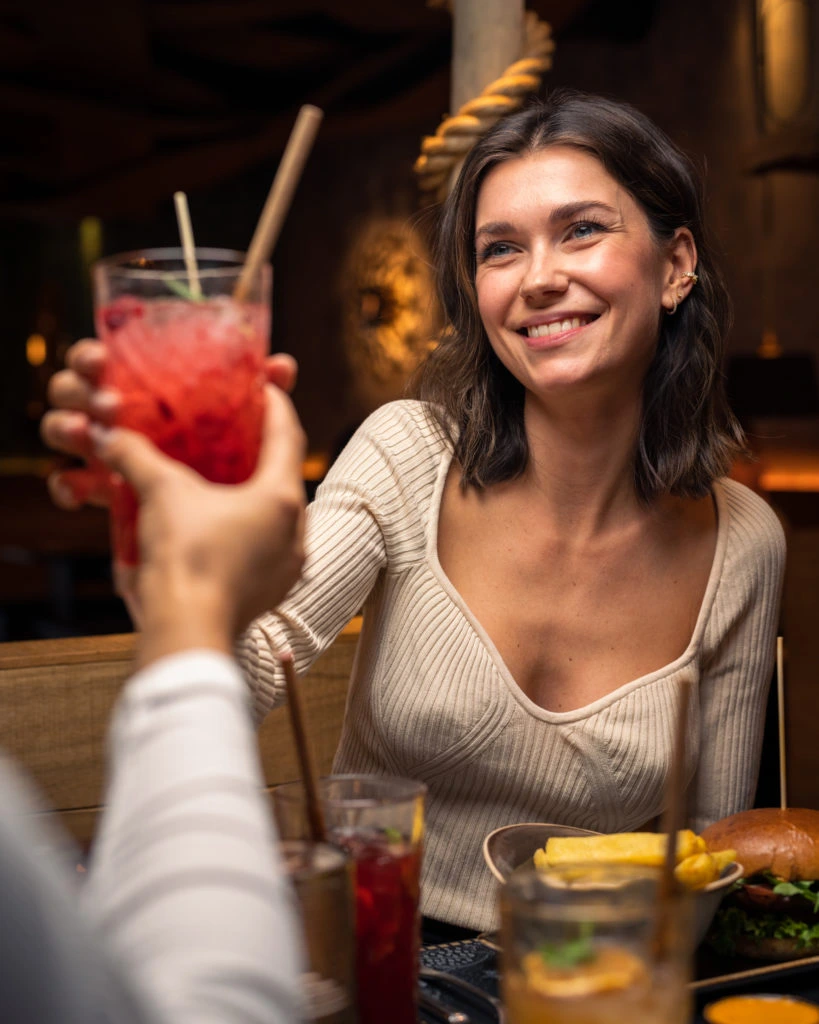 Ein Model in der Rolle des Kunden in einem Restaurant, bei dem Videodreh von der Werbeagentur twoseconds.
