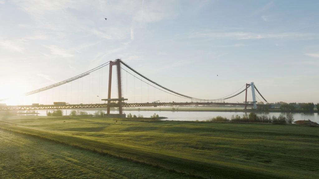 Drohnenaufnahme einer langen Brücke, für den Verkehr über den Rhein. Das Bild ist während der Dreharbeiten von der Digitalagentur twoseconds entstanden.