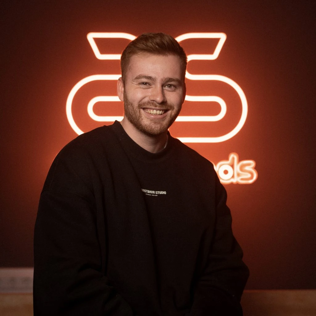 Portrait des Mitgründers Jan Kroppen, welcher die Werbeagentur twoseconds gründete.
