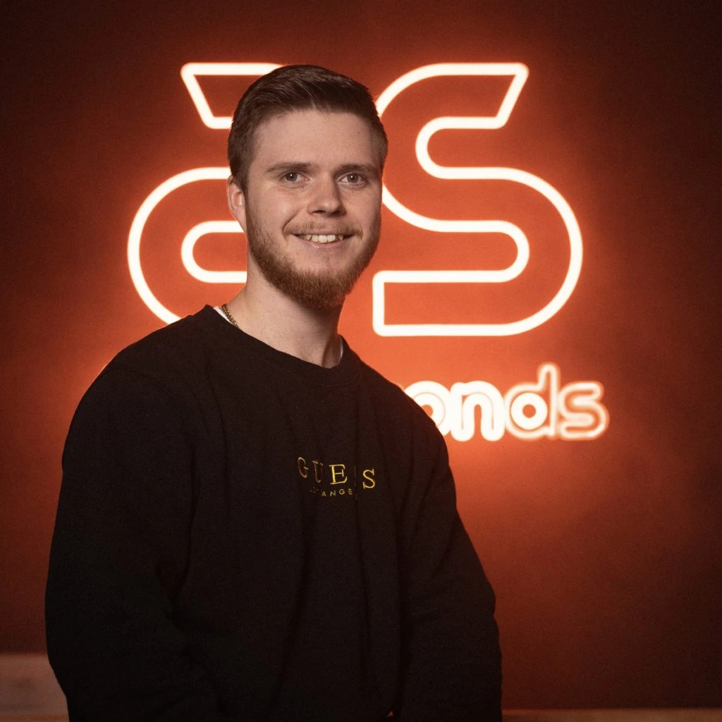 Portrait des Mitarbeiters Marco Parczyk, welcher bei der Werbeagentur twoseconds tätig ist.